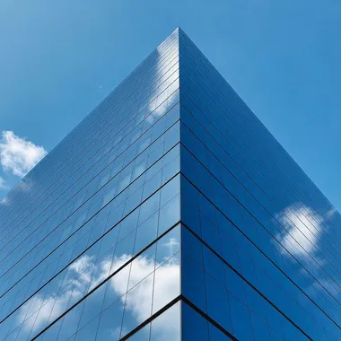 Edifício corporativo refletindo o céu azul
