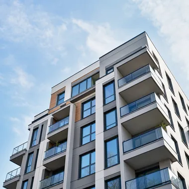 Edifício residencial moderno com céu azul